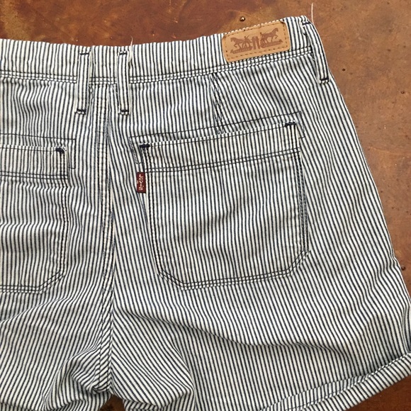 Blue & white stripe denim Levi short shorts. - Picture 3 of 6